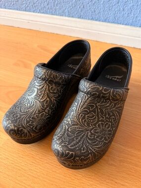 Dansko Professional Tooled Black Antique Floral Leather Clogs EU 37 / US 6.5-7
